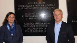 Švėkšnos seniūnas A. Šeputis su žmona savo kraštiečių pagerbimo šventėje.