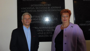 Švėkšnos seniūnas ir Vincento vaikaitė Rema Bartkienė.