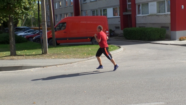 10 kilometrų atstumą sėkmingai įveikė etikos mokytojas R.Grikšas.