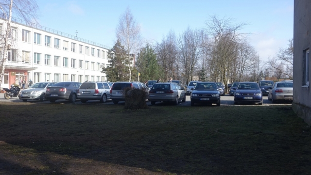Didelė Priekulės gimnazija. Didelė ir automobilių akištelė.