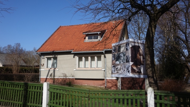 E.Simonaitytės muziejus ir jam skirtas žibintas.