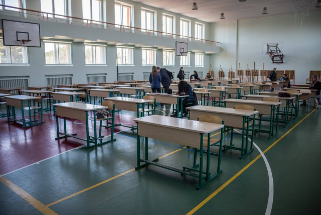 Olimpiados vieta mokyklos salėje.