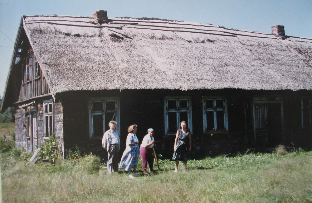 E.Gerulytė (trečia iš kairės) su svečiais prie savo namo Vabalų kaime. 