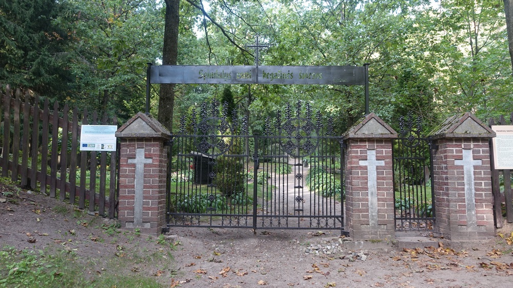 Bitėnų kapinaičių vartai rudenį. 