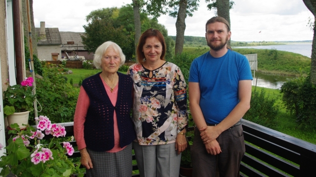 Pateikėja Anė Vasauskienė iš Smalininkų, mokytoja Zita Ambrakaitienė ir kalbininkas Mindaugas Šinkūnas.