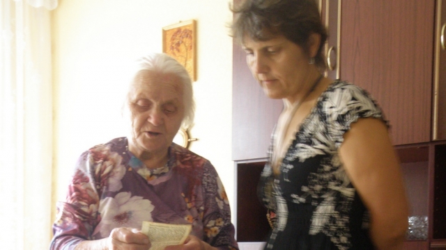 Apie namines pamaldas pasakojo ir liuteronų evangelikų giesmes giedojo Gertrūda Liutkienė iš Šilutės. Nuotraukoje ji drauge su literatūrologe Žavinta Sidabraite.