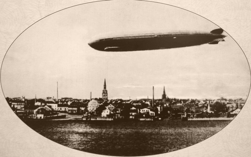 D-LZ-127 „Graf Zeppelin“ virš Klaipėdos senamiesčio 1930 rugsėjo 24 d., 6 val., 15 min. Lietuvos Jūrų muziejaus vaizdų rinkinys.