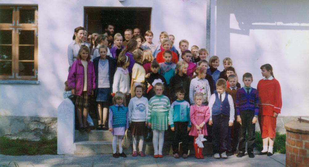 Pirmieji Kintų dailės mokyklos mokiniai, jų mokytojai ir tėvai 1995 rugsėjo pradžioje.