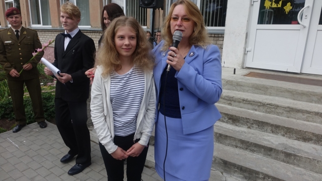 Rugsėjo 1-oji Kintuose. Judith, viešnią iš Vokietijos, Kintų mokyklos bendruomenei pristato mokyklos direktorė Asta Gužauskienė.