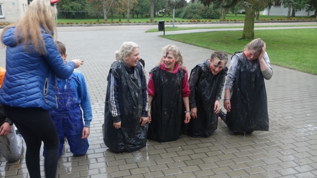 Gimnazistų krikštynos Kintuose: naujokų laukia „rimti“ išbandymai. Judith - trečia iš dešinės.