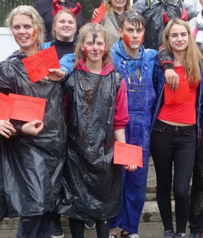 Kiekvienas „naujas gimnazistas“ gavo po tikrų tikriausią krikšto liudijimą.