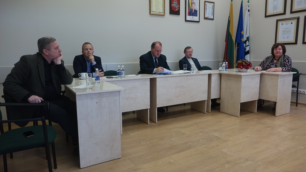 Kontrolės komiteto nariai. Iš kairės: Arvydas Jakas, Ričardas Stonkus, Z.Jaunius, Alfonsas Vanagas ir Genovaitė Kimbrienė. 