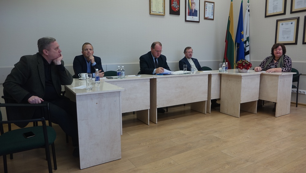 Kontrolės komiteto nariai. Iš kairės: Arvydas Jakas, Ričardas Stonkus, Z.Jaunius, Alfonsas Vanagas ir Genovaitė Kimbrienė.