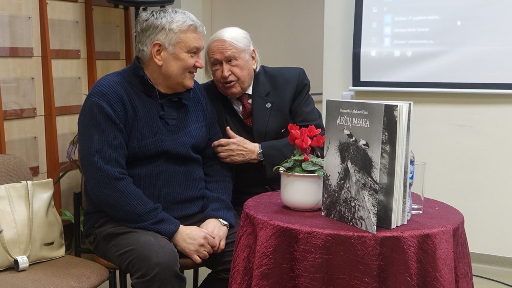 V.Skirkevičius ir B.Aleknavičius po beveik 30 metų Šilutėje, pristatant knyga „Aisčių pasaka...“.