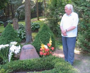 B.Aleknavičius prie Vydūno kapo Bitėnų kapinaitėse. 