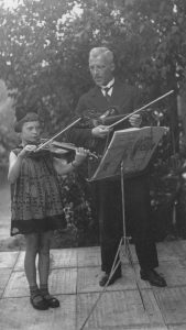 Būsimoji profesorė K. Kalinauskaitė jos pirmasis smuiko mokytojas Paul Rautenberg.