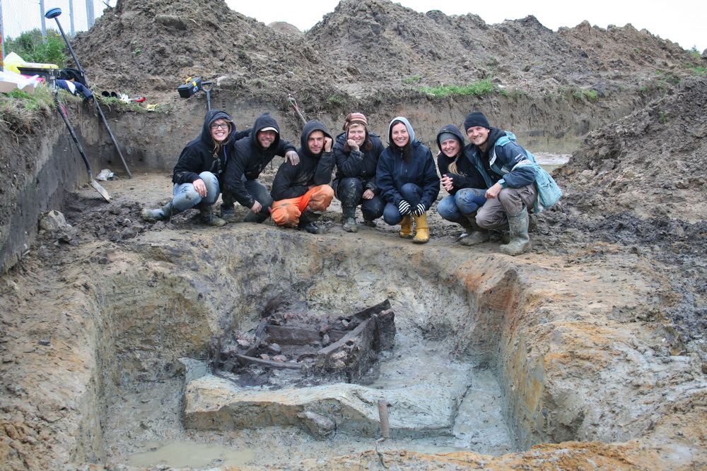 Žardės gyvenvietės archeologinių tyrimų komanda 2011 m. IŠ kairė: R.Nabažaitė, E.Abromavičius, E.Ubis, R.Bračiulienė, I.Masiulienė (tyrimų vadovė), I.Šimkutė, R.Kraniauskas. Nuotrauka iš I.Masiulienės asmeninio archyvo. 