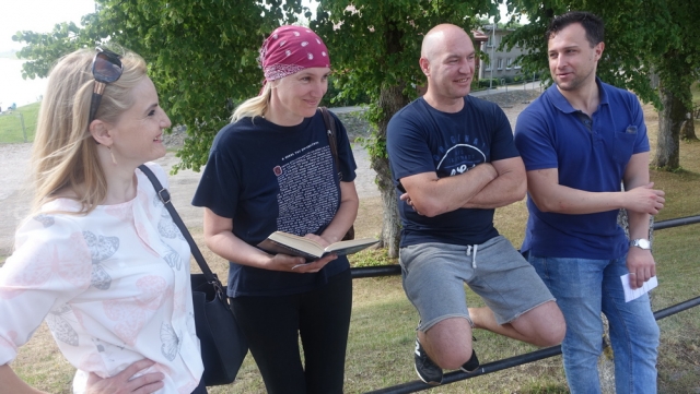 Pokalbiui pasiruošę (iš kairės): L.Jagintavičienė, D.Plikšienė, D.Matukevičius. Greta iš Vilniaus atvykęs LTR radijo studijos technikas Mantas.
