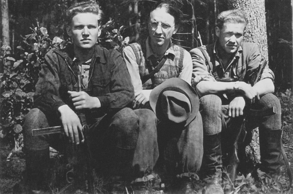 B.Kricikas (viduryje) su Pilėnų tėvonijos vadu Stepu Giedrikiu - Giriečiu (dešinėje) ir Alfonsu Valentėliu - Bankininku Vailokaičiu 1951 m. Biržų girioje vasarą. Tokių buvo tūkstančiai - vyrijos žiedas. Visi trys netrukus žus išduoti savų.