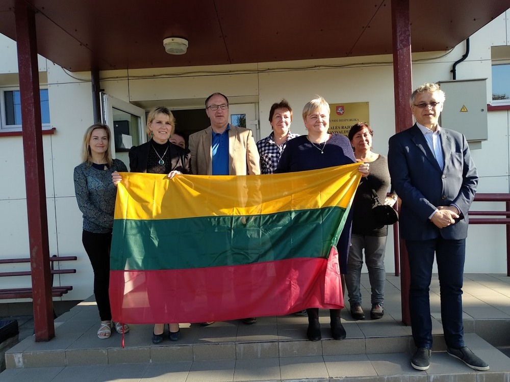 3.Teneniuose: konkurso komisijos nariai ir seniūnė L. Petravičienė bei socialinė darbuotoja D. Kazlauskienė su LR Ministro Pirmininko Sauliaus Skvernelio dovanota vėliava – ji perduodama kiekvienai nominuotai seniūnijai.
