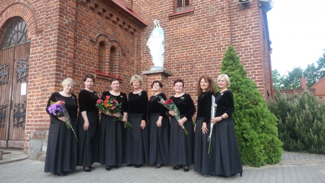 Moterų vokalinis ansamblis „Vaivora“ ir jos vadovė G. Liaudanskienė (trečia iš kairės).