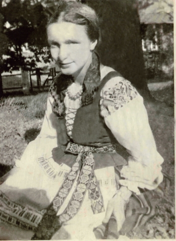 Eva Banaitytė tautiniais lietuvininkų rūbais.