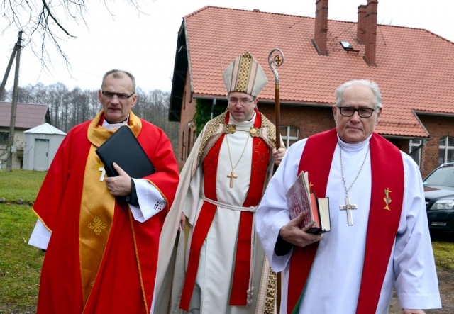 Iš kairės: kun. Edikas Šulcas, Vyskupas Mindaugas Sabutis ir kun. Liudas Fetingis Astos Andrulienės nuotr.