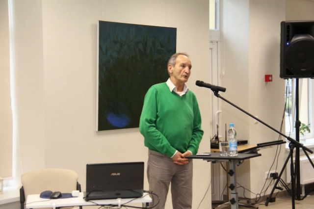 Alfonsas Pakėnas – literatas, žurnalistas, muziejininkas, ilgametis Maironio lietuvių literatūros muziejaus Vaižganto memorialinio buto-muziejaus vadovas.