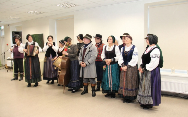 Šilutės kultūros ir pramogų centro folkloro ansamblis „Verdainė“, vadovaujamas Reginos Jokubaitytės pradžiugino muzikinė programa.