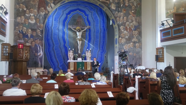 Iškilminga Žolinės minėjimo aplinka Šilutės evangelikų liuteronų bažnyčioje.