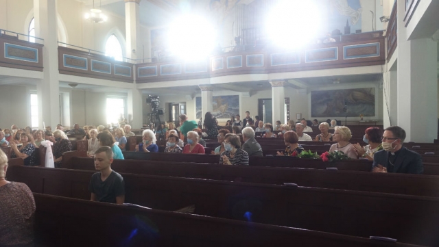 Iškilminga Žolinės minėjimo aplinka Šilutės evangelikų liuteronų bažnyčioje.