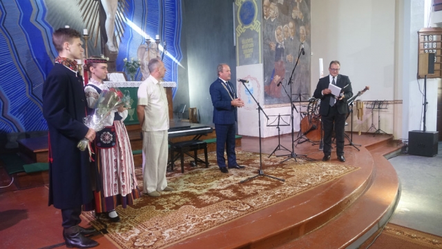Iškilmingas Garbės piliečio vardo paskelbimas. Iš kairės: šias regalijas laikantys jaunuoliai, Šilutės seniūnas R. Steponkus, meras V. Laurinaitis ir renginio vedėjas M. Budraitis.