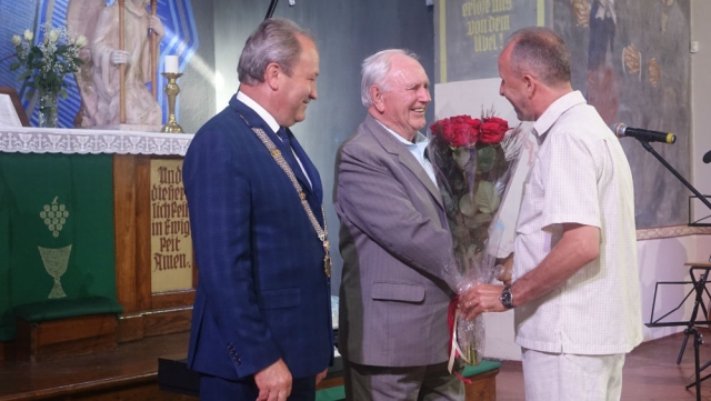 Sveikina Šilutės seniūnas R. Steponkus.