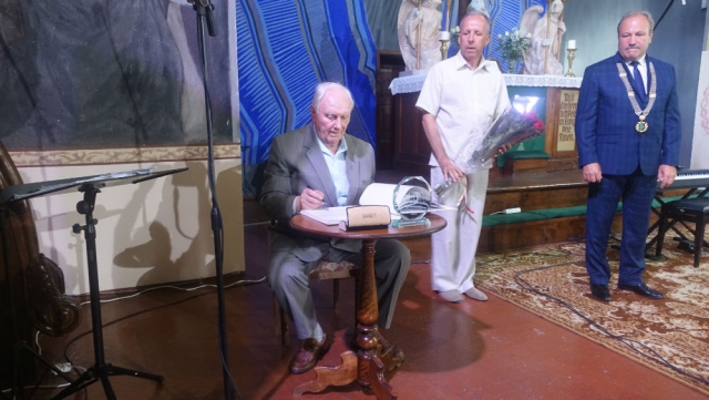 A. Krušnauskas pasirašo Garbės piliečių knygoje.
