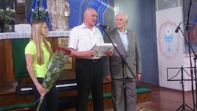 Sveikina Seimo narys A.S. Nausėda su savo padejėja L. Jagintavičiene.