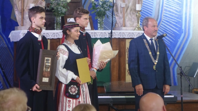 „Sidabrinės nendrės“ regalijos...