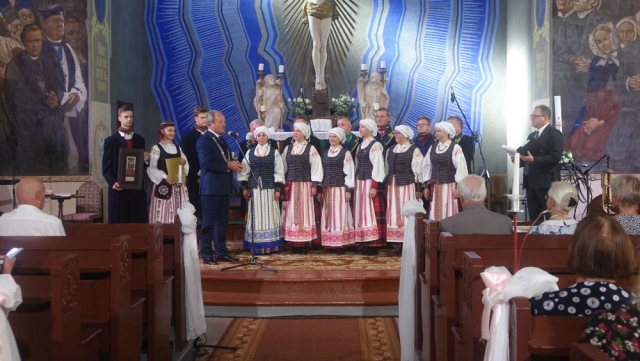 Juknaičių vyresniųjų liaudiškų šokių kolektyvui „Juknaičiai“ meras V. Jaurinaitis įteikia apdovanojimą.