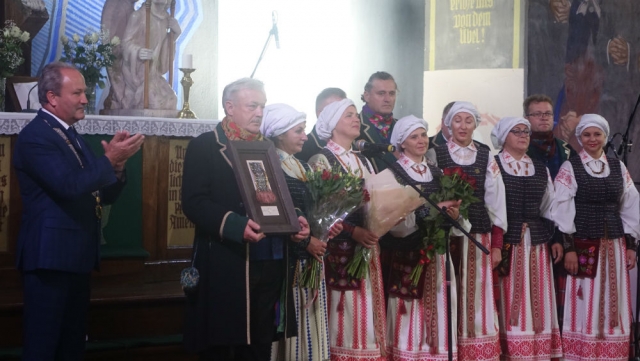 Juknaičių vyresniųjų liaudiškų šokių kolektyvas „Juknaičiai“ - 2020 m. „Sidabrinės nendrės“ laureatas.