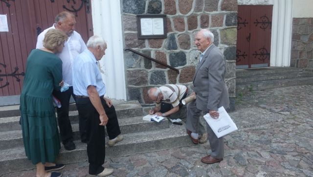 S. Mėlinauskas užrašo savo knygą „Rusnė. Šaktarpio skaitiniai“ buvusiam bendražygiu A. Krušnauskui.