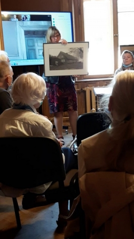 A. Martišiūtė – Linartienė pasidžiaugė gauta dovana – nuotrauka iš Vydūno gimtinės Jonaičių.