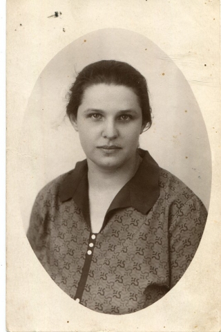 Marina Kulčinskaja (Švedija) dovanojo 1926 m. Šilutėje išleistos nežinioms moters fotografiją.